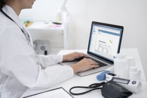 elementos-esenciales-de-una-pagina-web-en-salud-que-genera-confianza-credibilidad-usabilidad-y-contenido-seguro