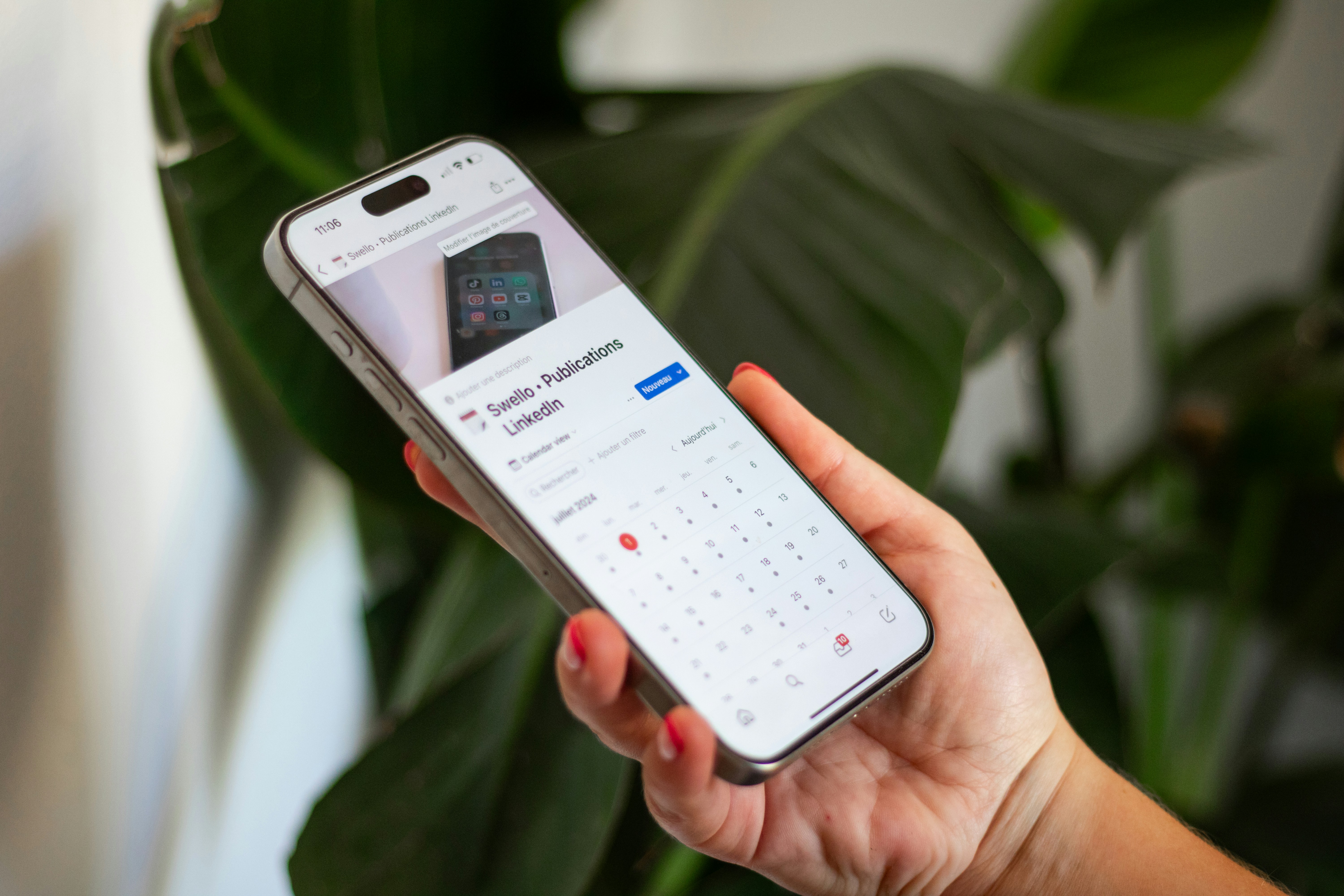 Persona sosteniendo un teléfono celular revisando una notificación