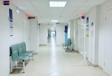 Pasillo de hospital vacío con bancas, representando el espacio de agenda que deja una cita a la que el paciente no asistió
