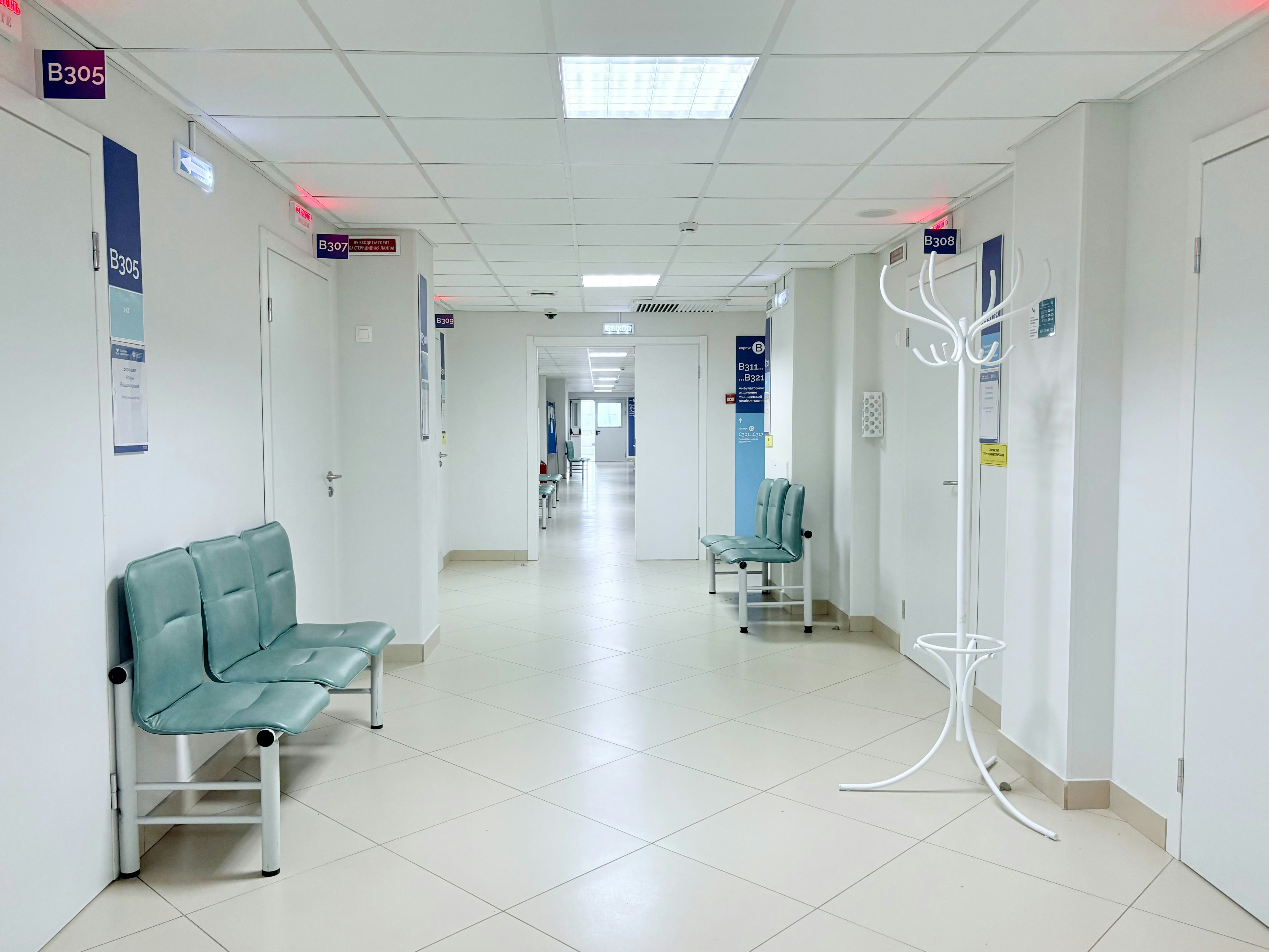 Pasillo de hospital vacío con bancas, representando el espacio de agenda que deja una cita a la que el paciente no asistió