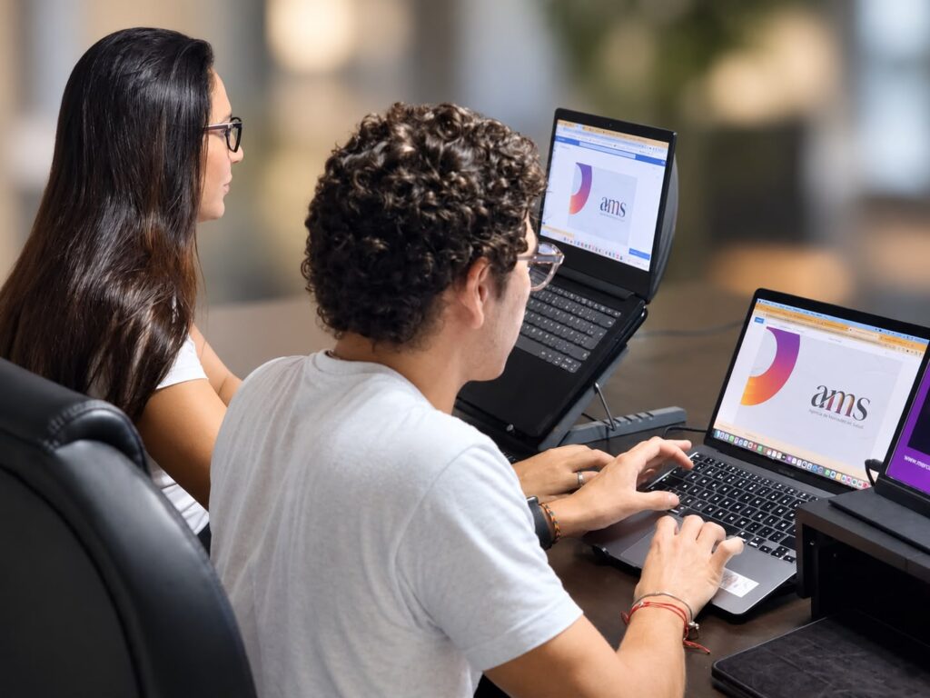 Equipo de ams Mercadeo en Salud trabajando en el sistema de gestión digital para clínicas en Latinoamérica