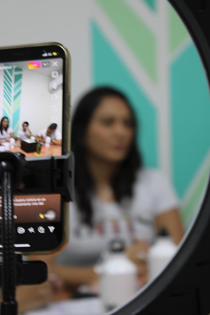 Equipo de ams Mercadeo en Salud grabando contenido en vivo con anillo de luz para redes sociales