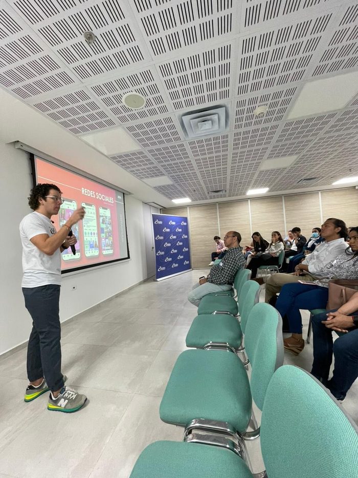 Charla presencial de mercadeo en salud ante una audiencia del sector salud