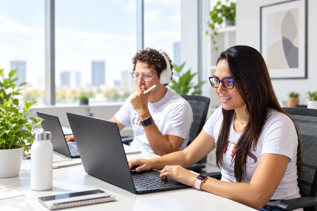Escena ilustrativa de dos consultores trabajando en sus computadores