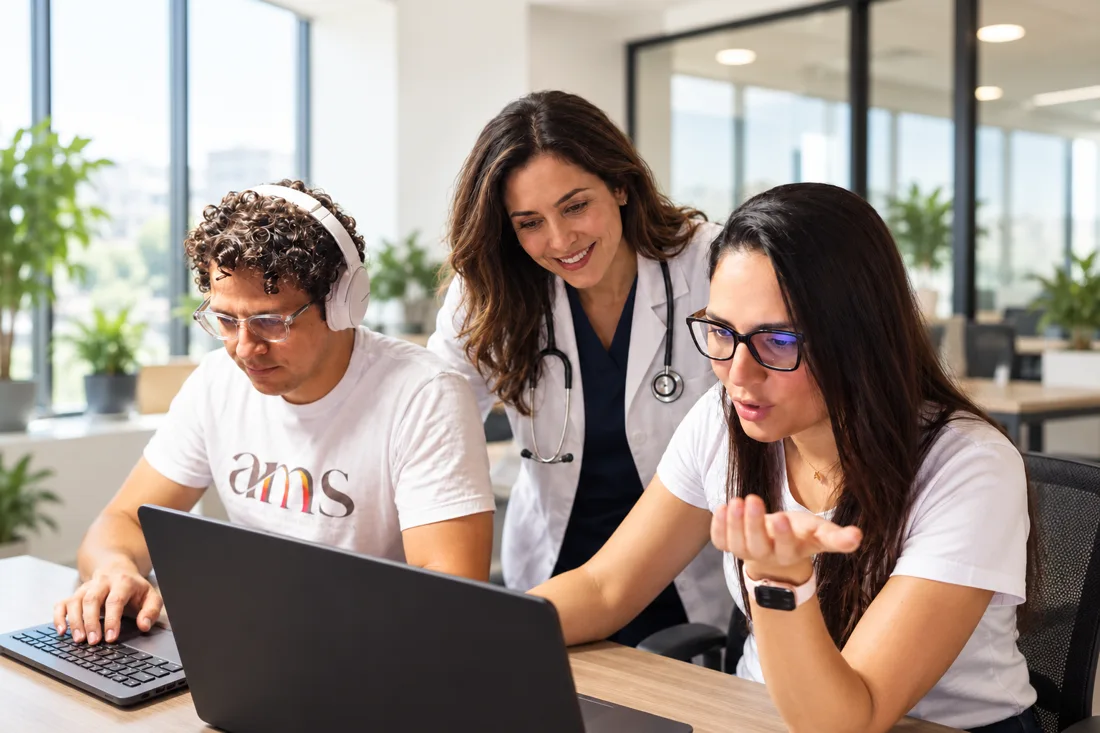Escena ilustrativa de una médica revisando la estrategia digital junto a dos consultores