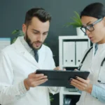 IA para clínicas medianas de 2 a 10 médicos: qué necesitas y qué no