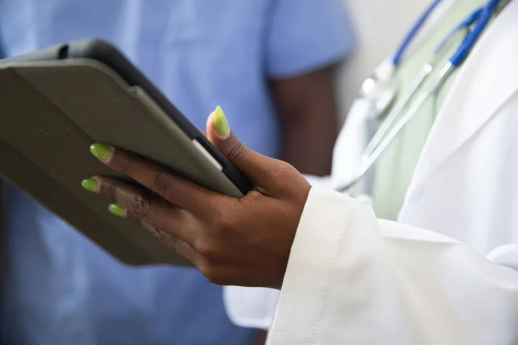 Médico usando una tableta para consultar la agenda de la clínica